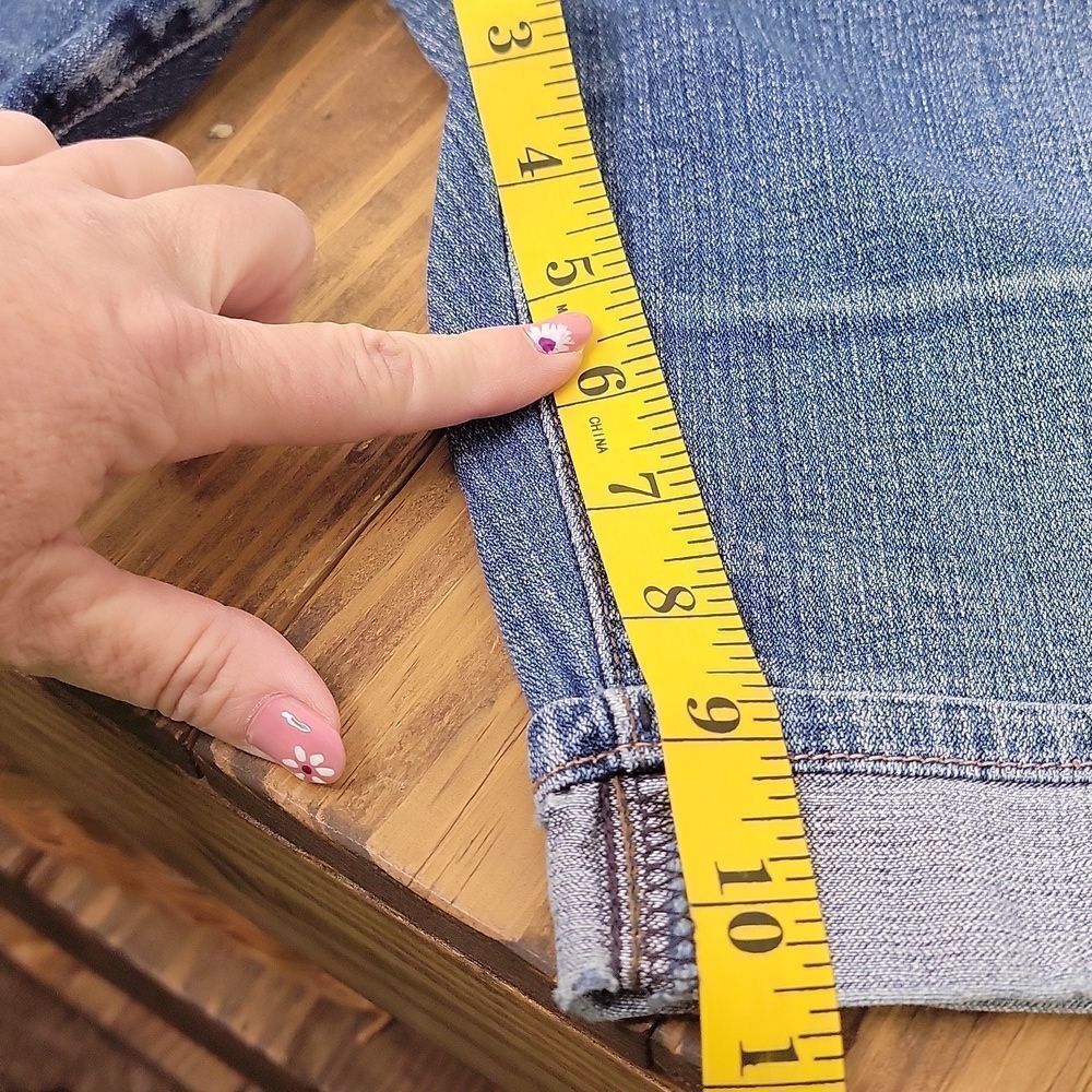 Levi's. Blue Bermuda Shorts Relaxed Fit. Size 8. - Picture 7 of 8